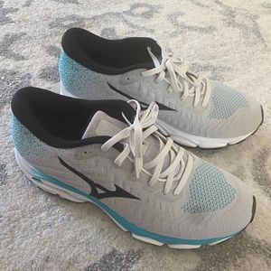 Mizuno Women's Running Shoe Size 9